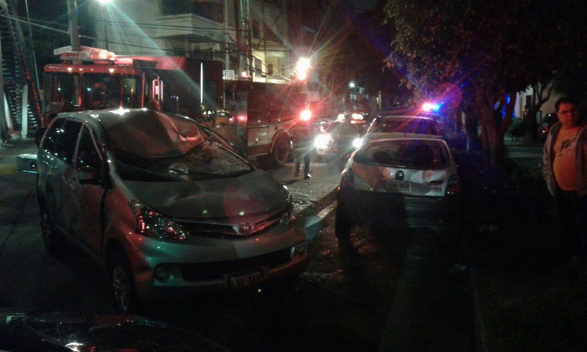 Vuelca auto en Circuito Interior