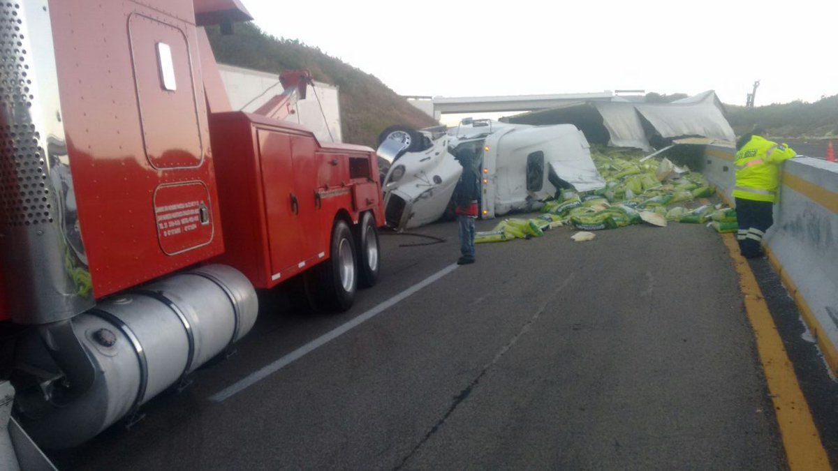 Cierran carretera México-Cuautla por volcadura