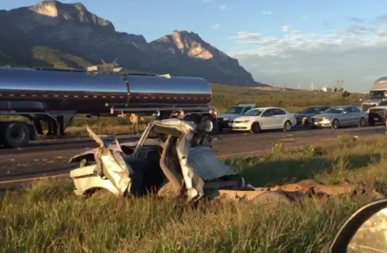 Vuelca tráiler en la carretera a Saltillo en Nuevo León. Tres heridos - volcadura-monterrey-2