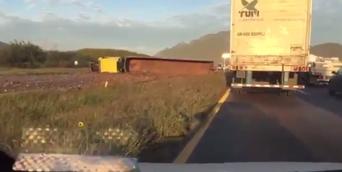 Vuelca tráiler en la carretera a Saltillo en Nuevo León. Tres heridos - volcadura-monterrey