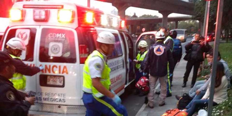 Volcadura en Periférico deja cinco heridos