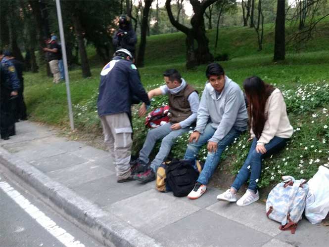 Volcadura en Periférico deja cinco heridos - volcadura-periferico-2