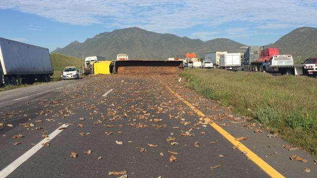 Vuelca tráiler en la carretera a Saltillo en Nuevo León. Tres heridos