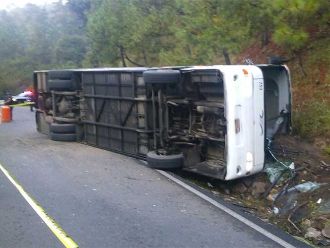 Volcadura de un autobús en Michoacán deja un muerto y 30 lesionados