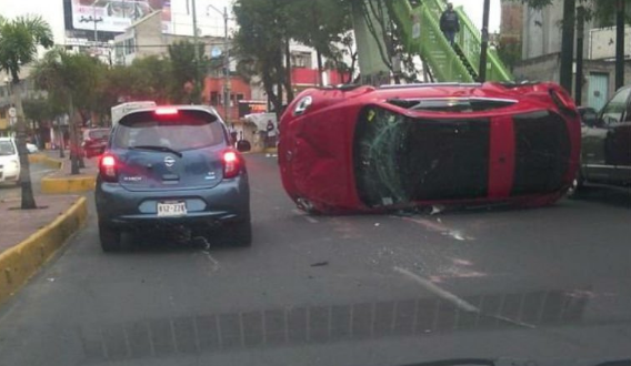 Vuelca automóvil en la delegación Alvaro Obregón