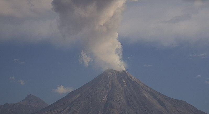 Emite volcán de Colima exhalación de 1.5 kilómetros