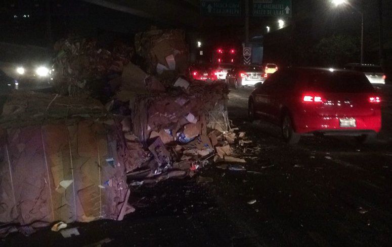 Volcadura de tráiler causa tránsito lento en la México–Toluca - vuelca-trailer-mexico-toluca-1