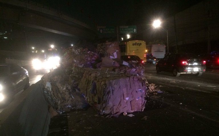 Volcadura de tráiler causa tránsito lento en la México–Toluca