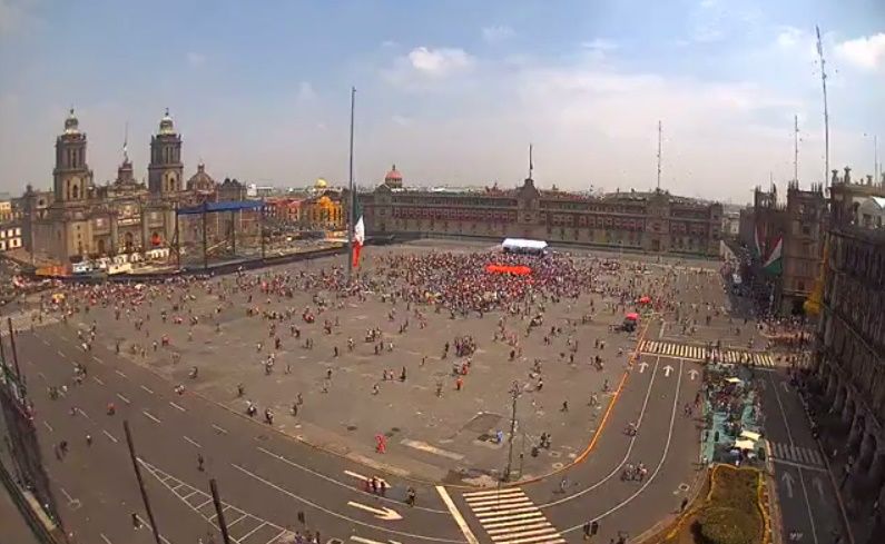 Marcha encabezada por padres de normalistas llega al Zócalo capitalino