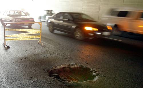 Ciudad de México pagará en 10 días daños por bache - 043n1cap-1
