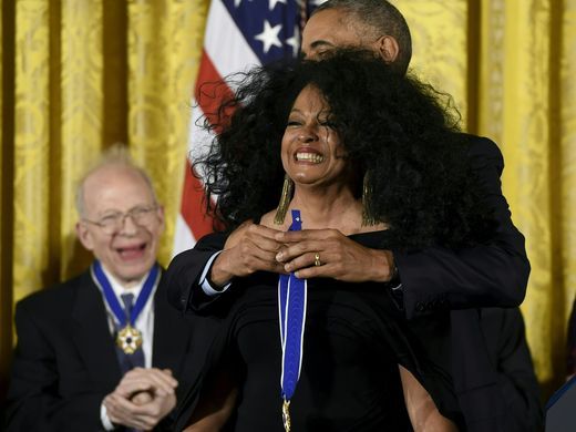 Famosos reciben Medalla de la Libertad de manos de Obama - 07-1