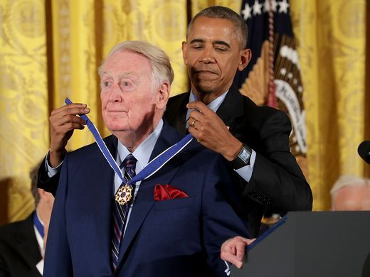 Famosos reciben Medalla de la Libertad de manos de Obama - 08-1