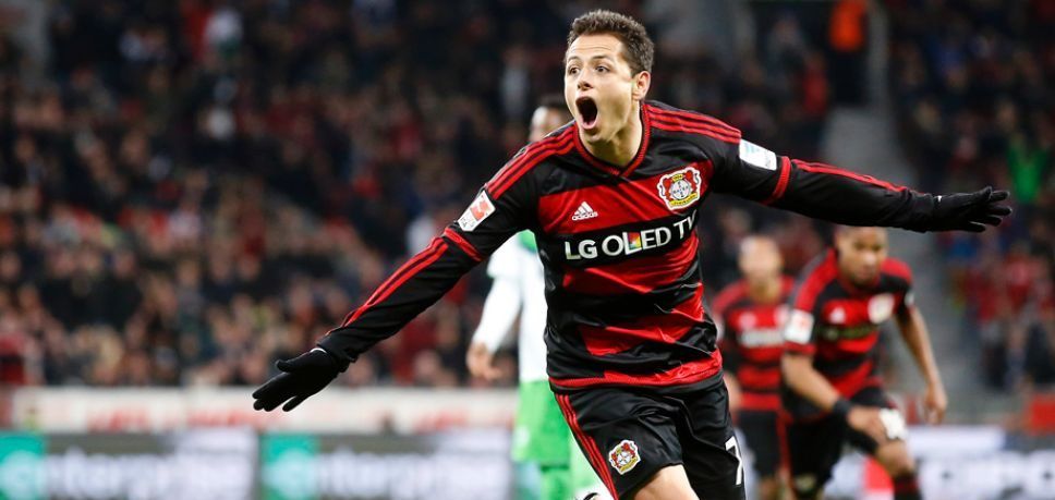 “Chicharito” anotó el mejor gol latino en la historia de la Bundesliga