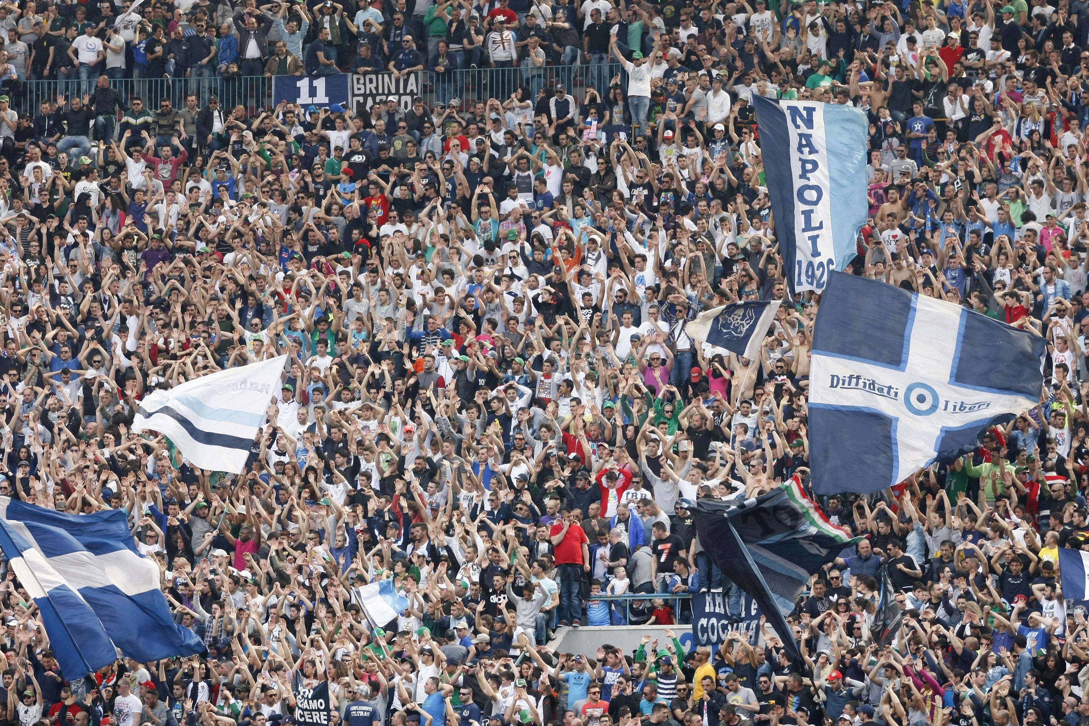 Aficionados del Nápoles acuchillan a dos del Dinamo