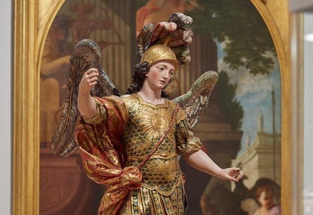 Turista tira escultura del siglo XVIII en museo