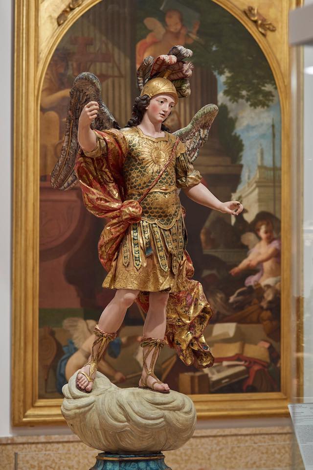 Turista tira escultura del siglo XVIII en museo - 14992019_10153489926857609_5507818645980926219_n