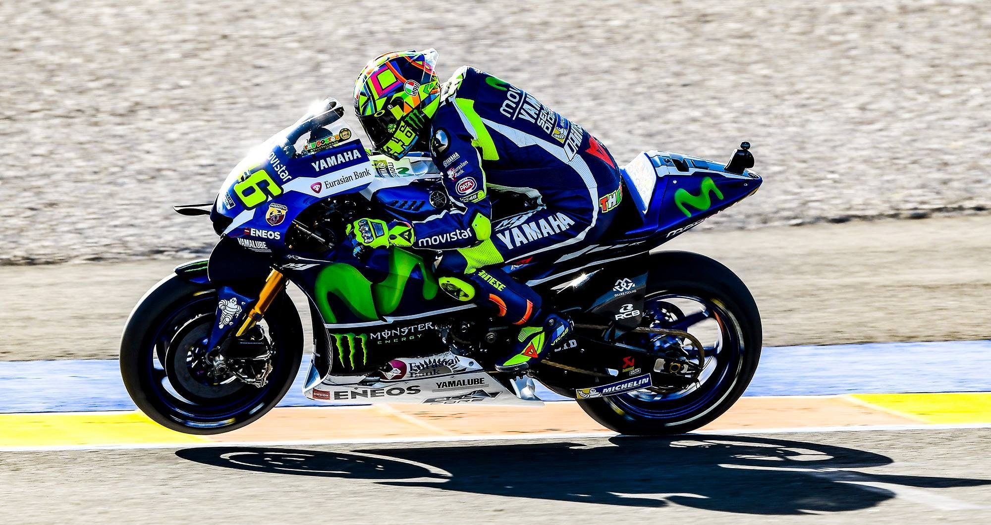 La aficionada que pateó Valentino Rossi demandará al piloto