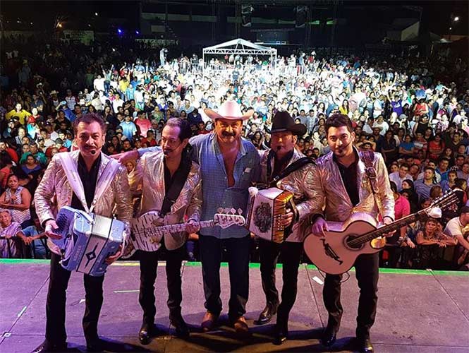 'Layín' invita a Los Tigres del Norte a su segundo informe - 1558899