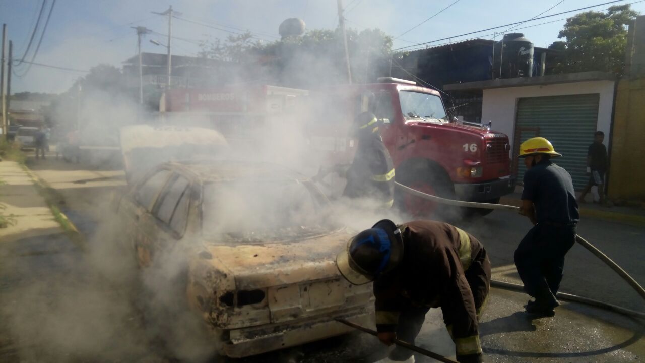 Hombres armados incendian taxi en Acapulco - 15af51aa-c059-4a15-9b46-4eef30815119