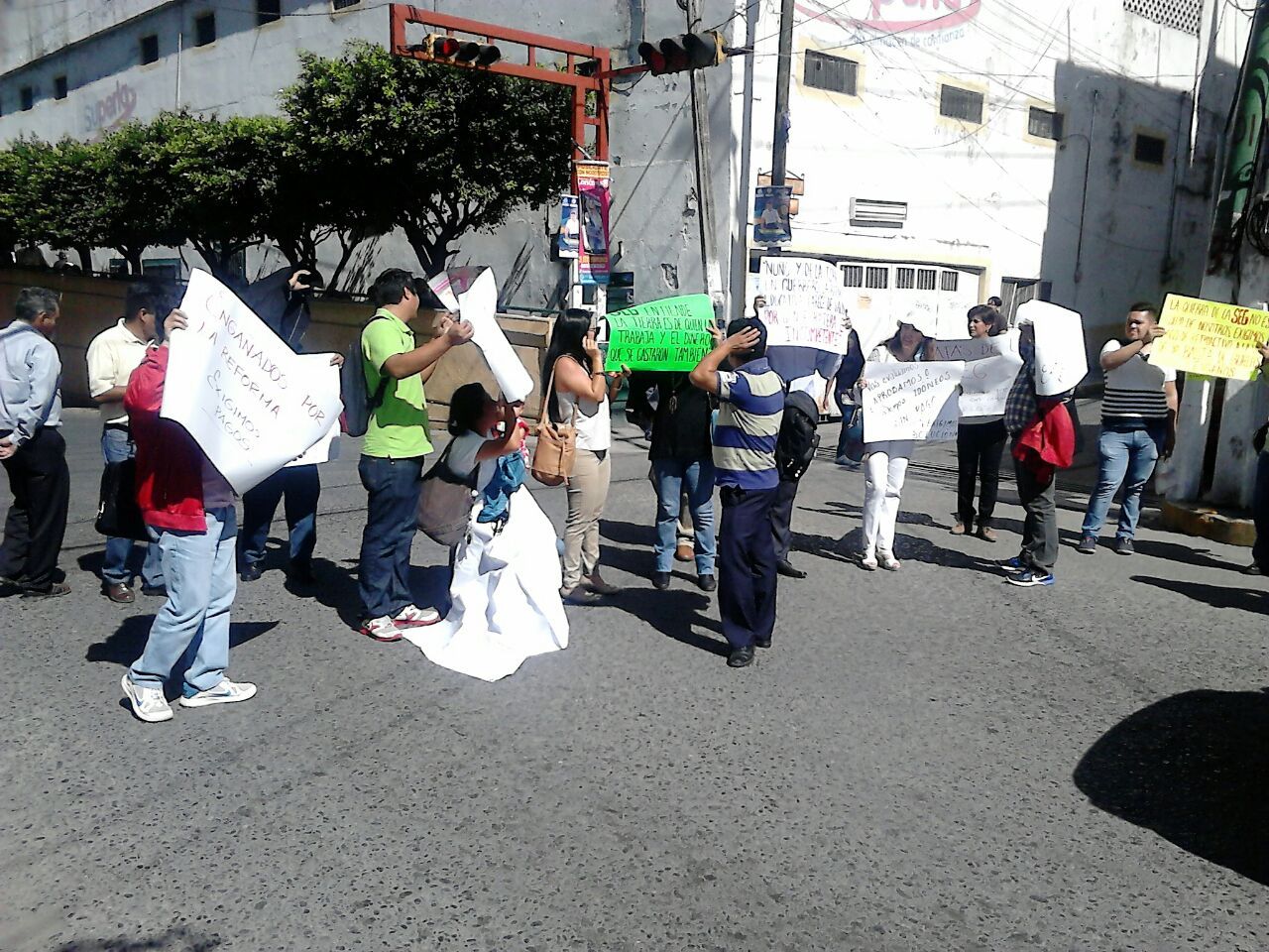 Profesores que pasaron evaluación bloquean centro de Chilpancingo - 1938870f-cc7e-4908-8623-3a1b3b8b1455