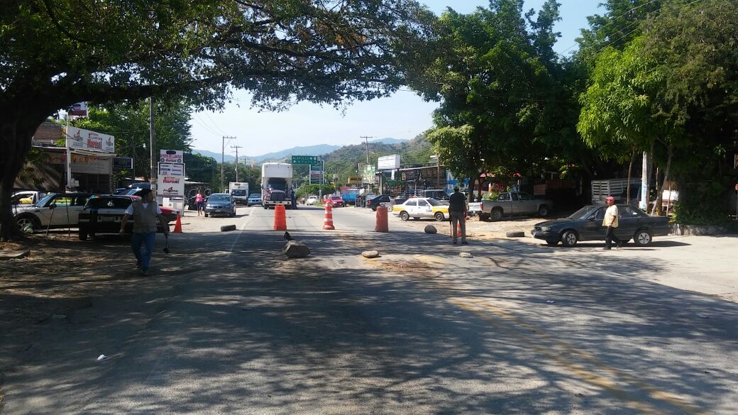 Cierran la México-Acapulco tras balacera entre comunitarios