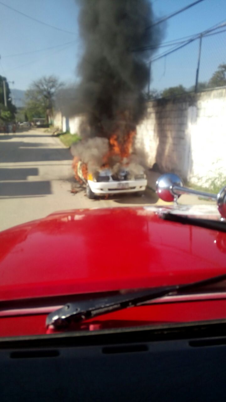 Hombres armados incendian taxi en Acapulco - 22860b3d-1aae-4fa5-8b72-91efc32e3b29