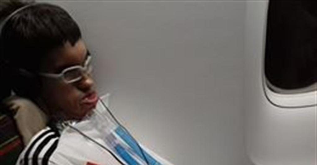 Aerolínea impide que joven viaje con su respirador artificial