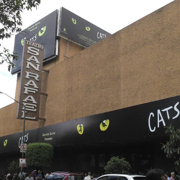 Delegación Cuauhtémoc clausura teatro con gente adentro