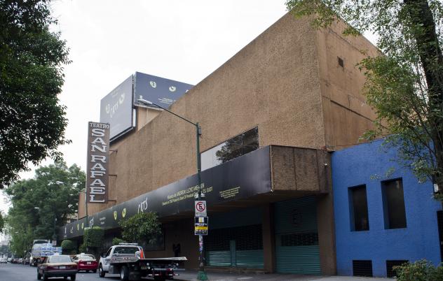 Delegación Cuauhtémoc clausura teatro con gente adentro - 30teatros010803