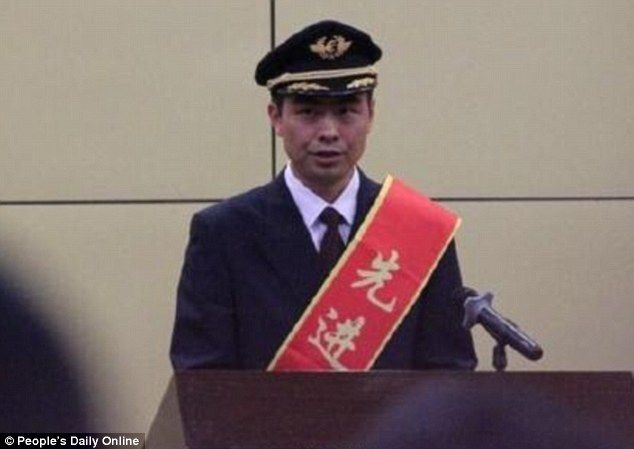 Video: piloto chino salva la vida de 439 personas - 3A0583D200000578-3901028-Heroic_actions_The_captain_of_the_flight_surnamed_He_was_given_3-a-7_1478176660953