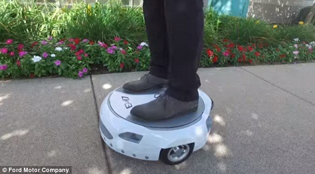 Video: Ford revela transportador personal Video: Ford revela transportador personal