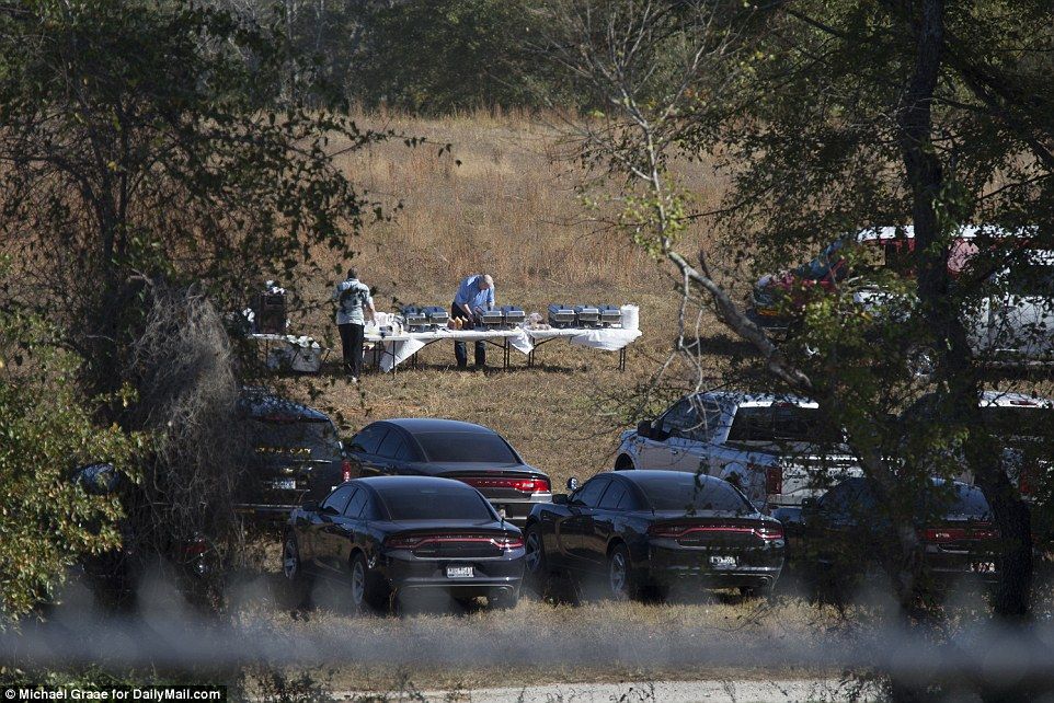 Descubren cadáver en lugar donde rescataron a mujer encadenada - 3A11321E00000578-3905812-A_police_staging_area_is_seen_being_set_up_on_the_property_where-a-55_1478285543147