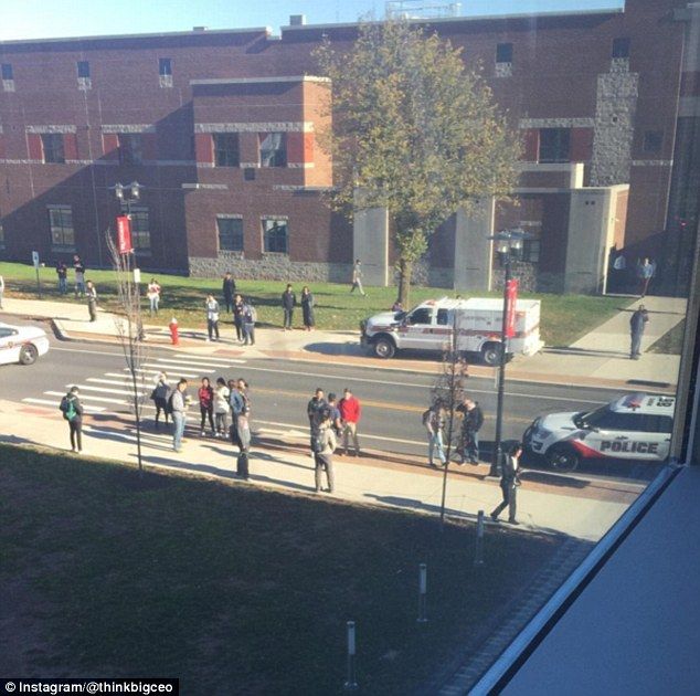 Tres apuñalados en universidad de EE.UU. - 3A121BB400000578-3906720-image-a-27_1478288259458