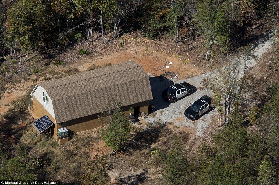 Descubren cadáver en lugar donde rescataron a mujer encadenada - 3A1223C700000578-3905812-image-a-69_1478291015515