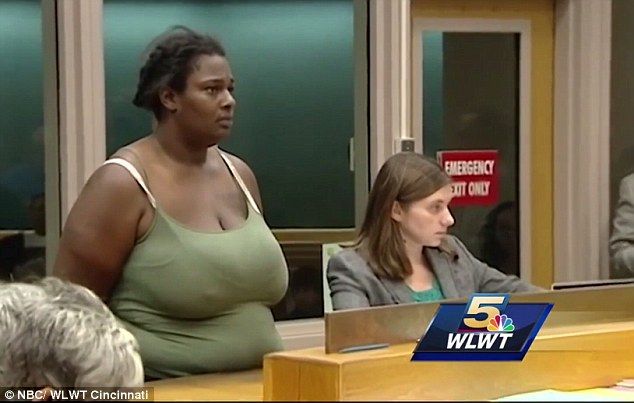 Video: madre persigue y ataca a conductor de camión escolar - 3A1AFC1200000578-3909702-According_to_the_surveillance_video_Shannon_pictured_in_court_sh-m-36_1478411199673