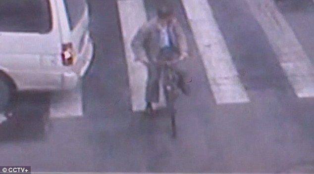 Video: camioneta le pasa por encima a ciclista en Shanghai