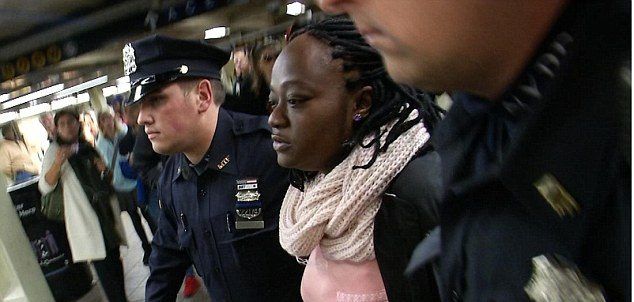 Video: policía detiene a mujer que empujó a otra a las vías del metro