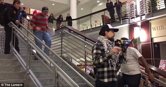 Video: empujan por las escaleras a manifestante anti-Trump - 3A6727DF00000578-3937048-image-a-17_1479223309491