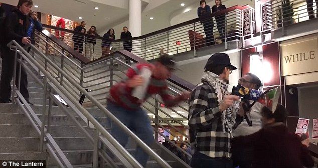 Video: empujan por las escaleras a manifestante anti-Trump