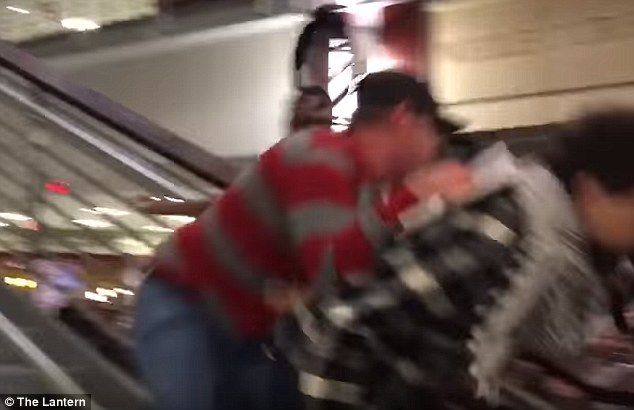 Video: empujan por las escaleras a manifestante anti-Trump - 3A67280C00000578-3937048-image-m-27_1479223383489