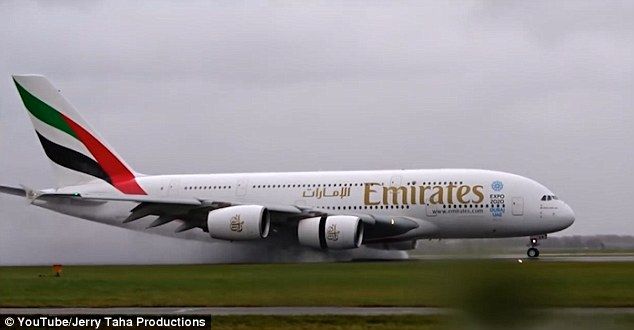 Video: tormenta complica aterrizaje de avión en Holanda