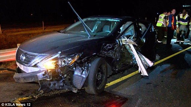 Cae bebé a una alcantarilla luego de sufrir un choque - 3AC7D53100000578-3974424-The_baby_s_car_seat_was_found_outside_of_the_car_It_was_determin-a-1_1480191319075