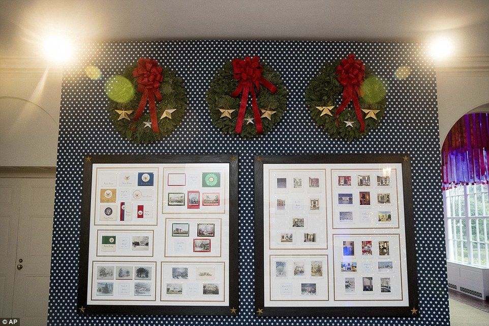 La última Navidad de Michelle Obama en la Casa Blanca - 3ADB8F7B00000578-3983042-Christmas_cards_from_past_presidents_are_displayed_in_the_Bookse-a-4_1480467811508