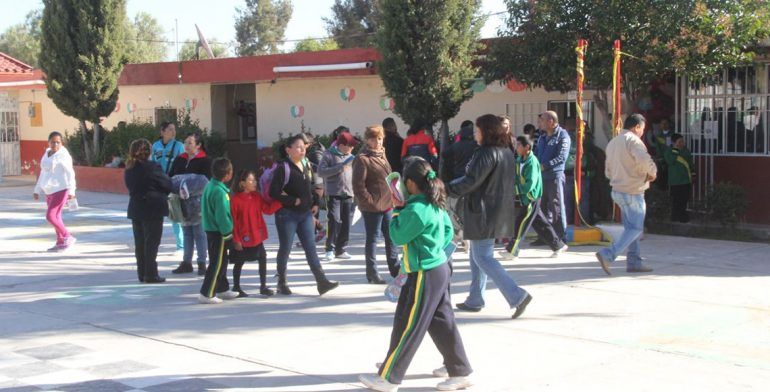 Padres de familia protestan contra maestra que amarró y golpeó a alumnos