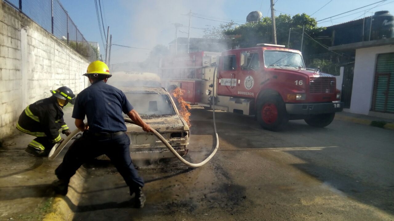 Hombres armados incendian taxi en Acapulco - 8844c0dc-19c8-44f6-bdec-89c7e6d017d2
