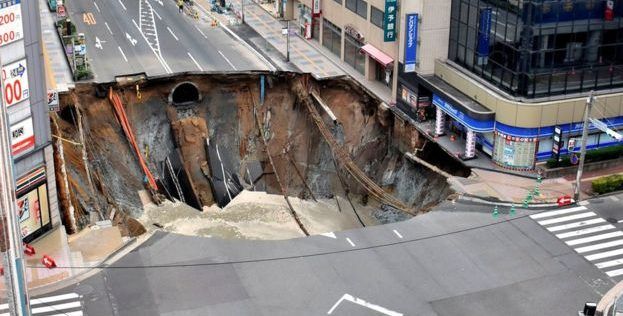 Video: se forma enorme socavón en Japón