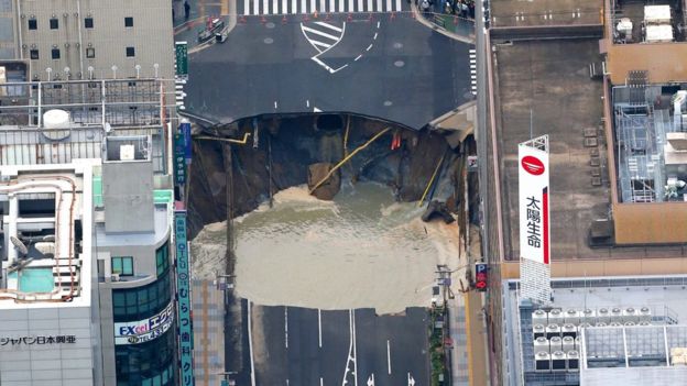 Japón reparó en dos días socavón que se tragó más de 5 carriles
