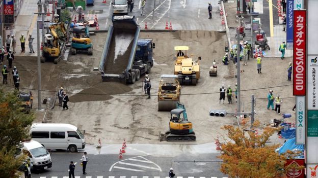 Japón reparó en dos días socavón que se tragó más de 5 carriles - 92450952_f50ceca7-54cb-496d-a67c-d699f937c6a8