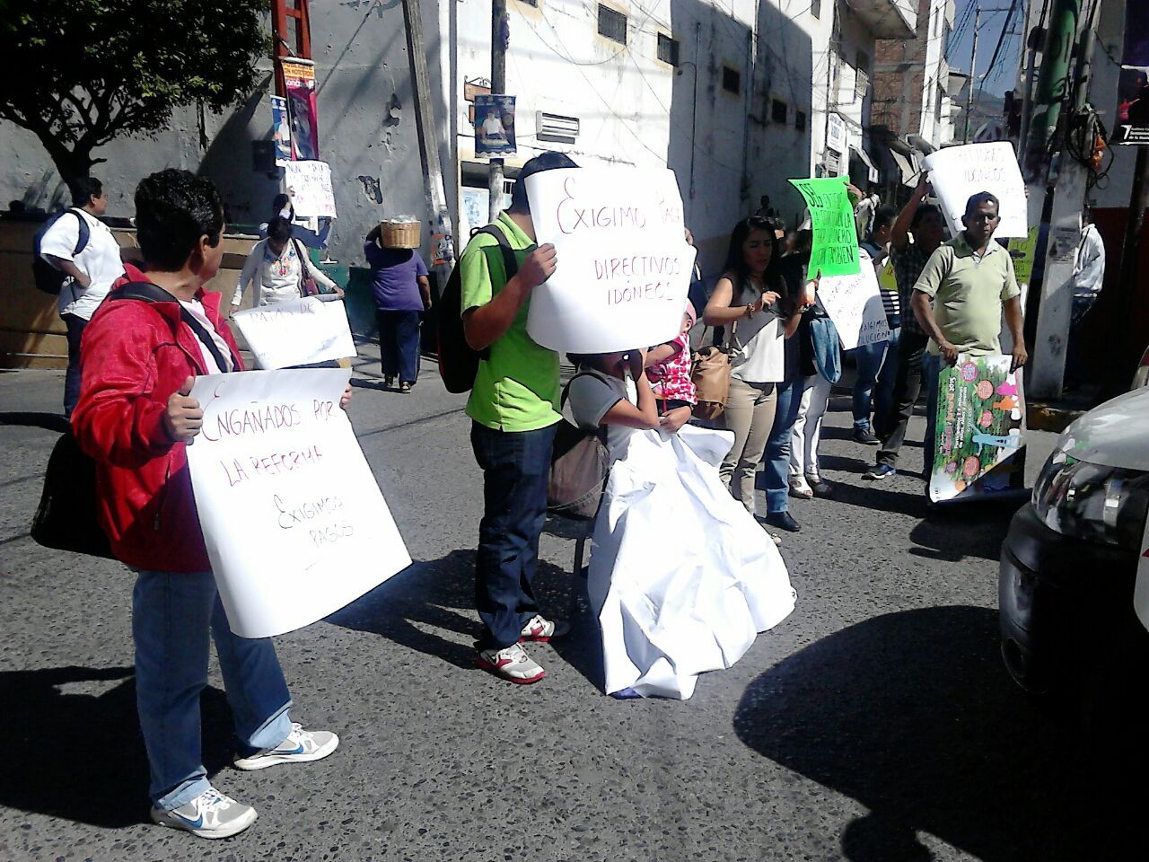 Profesores que pasaron evaluación bloquean centro de Chilpancingo - 9d3eddc2-4fd4-4371-aa98-357e9c6f5e96