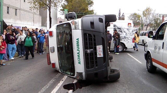 Vuelcan ambulancia y tráiler de cervezas en la Cuauhtémoc